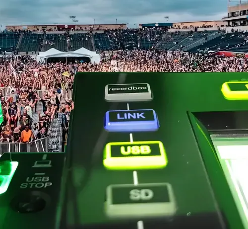 Vista frontal de la memoria USB Pioneer DJ 128GB en color cristal, mostrando su diseño y compatibilidad con CDJ